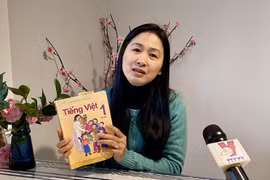 Tiến sỹ Trần Hồng Vân trả lời phỏng vấn của phóng viên TTXVN về việc dạy và học tiếng Việt cho trẻ em Việt ở Australia. (Ảnh: Nguyễn Minh/TTXVN)