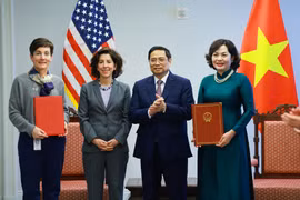 Thủ tướng Phạm Minh Chính và Bộ trưởng Thương mại Hoa Kỳ Gina Raimondo chứng kiến trao thoả thuận giữa Thống đốc Ngân hàng Nhà nước Nguyễn Thị Hồng và đại diện Công ty Tài chính quốc tế (IFC). (Ảnh: Dương Giang/TTXVN) 