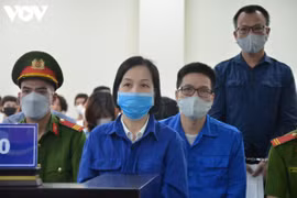 Bị cáo Nguyễn Thị Hà Thành (giữa) cùng nhóm cựu cán bộ ngân hàng hầu tòa ngày 4/5. (Nguồn: VOV)