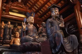 Những bức tượng cổ trong chùa Đồng Niên có tuổi đời hàng trăm năm có giá trị về nhiều mặt như văn hóa, lịch sử, nghệ thuật điêu khắc. (Ảnh: Mạnh Minh/TTXVN)