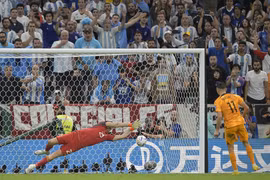 Steven Berghuis (số 11) của Hà Lan đá về bên phải, thủ thành Argentina Martinez lại đoán đúng hướng bóng và cản phá thành công quả sút penalty thứ hai. (Ảnh: AFP/TTXVN)