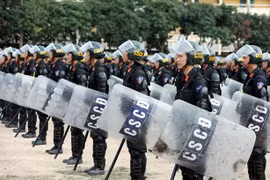 Lực lượng Cảnh sát cơ động sẵn sàng làm nhiệm vụ đảm bảo an ninh trật tự. (Ảnh: Phạm Kiên/TTXVN) 