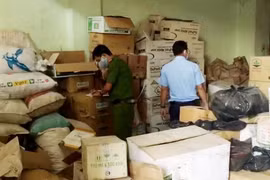 Lực lượng chức năng kiểm đếm số lượng thuốc bảo vệ thực vật hết hạn sử dụng vừa phát hiện. (Ảnh: TTXVN phát)