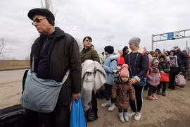 Người dân Ukraine sơ tán tránh xung đột tới cửa khẩu ở Palanca, khu vực biên giới giữa Moldova và Ukraine. (Ảnh: AFP/TTXVN)