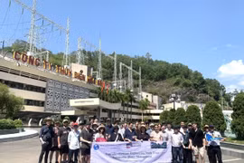 Đoàn sinh viên Đại học Adelaide tham quan Nhà máy Thủy điện Hòa Bình. (Ảnh: TTXVN phát)
