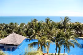 Một khu du lịch tại thành phố Phan Thiết với tầm nhìn tuyệt đẹp ra biển Hàm Tiến. (Ảnh: Nguyễn Thanh/TTXVN) 