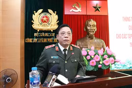Phó Chủ tịch UBND thành phố Hà Nội Lê Hồng Sơn trao Bằng khen của Chủ tịch UBND thành phố cho các tập thể có thành tích xuất sắc trong công tác đấu tranh phòng, chống tội phạm. (Ảnh: Phạm Kiên/TTXVN) 