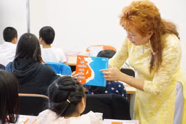 Phổ biến kiến thức về chủ quyền biển đảo Việt Nam trong các lớp học tiếng Việt ở Séc. (Ảnh: Hồng Kỳ/Vietnam+) 