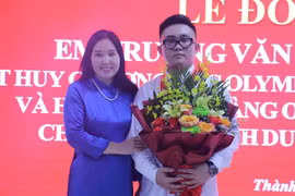 Niềm vui của em Trương Văn Quốc Bảo và cô giáo Cao Thị Lan Thanh trở về từ cuộc thi Olympic Tin học quốc tế tại trường THPT Chuyên Phan Bội Châu. (Ảnh: Bích Huệ/TTXVN)