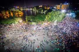 Không gian đi bộ hồ Hoàn Kiếm ở quảng trường Đông Kinh Nghĩa Thục, Hà Nội. (Ảnh: Trọng Đạt/TTXVN)