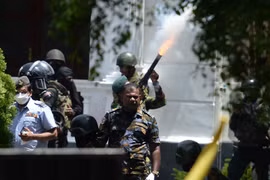 Binh sỹ được triển khai giữ trật tự tại Colombo, Sri Lanka, ngày 13/7. (Nguồn: AFP/TTXVN)