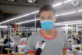 Anh Nguyễn Đức Chính - người dũng cảm cứu nữ sinh đang nguy hiểm đến tính mạng trên sông Ninh Cơ (huyện Hải Hậu). (Ảnh: Văn Đạt/TTXVN)