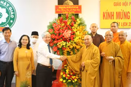 Chủ tịch Ủy ban Trung ương Mặt trận Tổ quốc Việt Nam Đỗ Văn Chiến thăm và chúc mừng Hòa thượng Thích Thiện Pháp và Giáo hội Phật giáo Việt Nam (Văn phòng II). (Ảnh: Thành Chung/TTXVN)