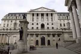 Quang cảnh bên ngoài Ngân hàng Trung ương Anh ở London. (Ảnh: AFP/TTXVN)