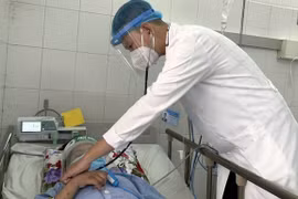 Bác sỹ thăm khám cho bệnh nhân sau phẫu thuật. (Ảnh: TTXVN phát)