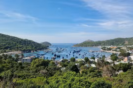 Vẻ đẹp của vịnh Vĩnh Hy nằm trong Khu Dự trữ Sinh quyển Núi Chúa (xã Vĩnh Hải). (Ảnh: Nguyễn Thành/TTXVN)