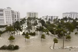 Ngập lụt trên đường phố ở Naples, bang Florida (Mỹ) do mưa lớn khi bão Ian đổ bộ, ngày 29/9/2022. (Nguồn: THX/TTXVN) 