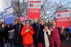Nhân viên y tế tham gia đình công yêu cầu tăng lương bên ngoài bệnh viện St Thomas' ở London, Anh, ngày 20/12/2022. (Nguồn: AFP/TTXVN) 