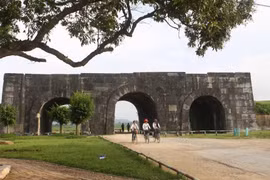 Cổng phía Nam thành nhà Hồ. (Ảnh: TTXVN)
