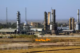 Một nhà máy lọc dầu ở Kirkuk, Iraq. (Ảnh: AFP/TTXVN) 