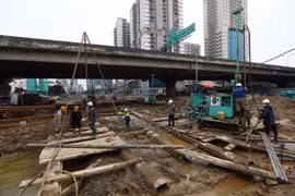 Tại khu vực thi công hầm kín, công nhân tiến hành gia cố nền cọc ximăng đất, đã hoàn thành được 85%, dự kiến hoàn thành vào 15/1. (Ảnh: Huy Hùng/TTXVN)