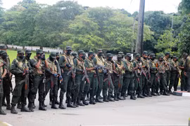 Lực lượng an ninh Sri Lanka được triển khai gần tòa nhà Quốc hội ở Sri Jayawardenepura Kotte, ngày 13/7/2022. (Ảnh: THX/TTXVN)