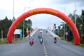 Các phương tiện lưu thông qua cầu Vàm Xáng sau lễ khánh thành. (Ảnh: Thanh Liêm/TTXVN) 