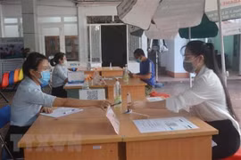 Người lao động đăng ký tìm việc làm. (Nguồn: TTXVN)
