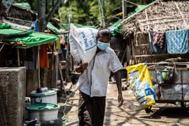 Một người dân Myanmar mang số lương thực được phân phát về nhà. (Ảnh: WFP) 