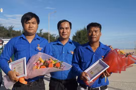 Trần Vĩnh Thu và Trần Văn Bin, đoàn viên Chi Đoàn thôn Cự Lại Đông, huyện Phú Vang, tỉnh Thừa Thiên-Huế đã được tặng Huy hiệu Tuổi trẻ dũng cảm. (Ảnh: TTXVN phát)