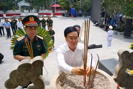 Phó Thủ tướng Thường trực Phạm Bình Minh dâng hương tại Nghĩa trang Liệt sỹ quốc gia Vị Xuyên. (Ảnh: Minh Tâm/TTXVN)