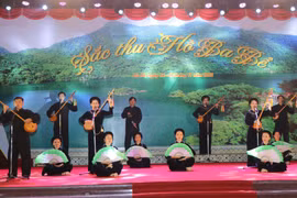 Chương trình nghệ thuật đặc sắc khai mạc lễ hội Sắc Thu hồ Ba Bể. (Ảnh: Vũ Hoàng Giang/TTXVN)