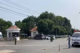 Cảnh sát tổ chức khám nghiệm hiện trường vụ án. (Ảnh: TTXVN phát)