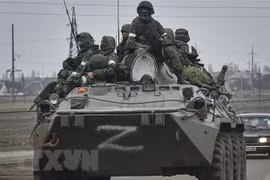 Binh sỹ Nga di chuyển hướng về Ukraine trên tuyến đường gần Armiansk, bán đảo Crimea, ngày 26/2. (Ảnh: EPA-EFE/TTXVN) 