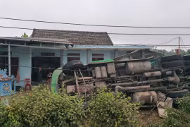 Quảng Trị: Xe container mất lái lao vào nhà dân, 1 người bị thương