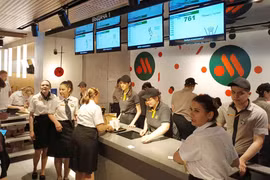 Logo của hãng McDonalds được thay đổi, từ biểu tượng chữ M quen thuộc thành biểu tượng một hình tròn đỏ với hai đường chéo song song màu vàng. (Ảnh: Trần Hiếu/TTXVN) 