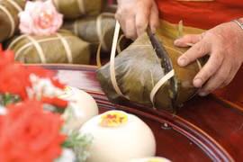 Bánh chưng, bánh dày. (Ảnh: Minh Quyết/TTXVN) 