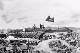 Chiều 7/5/1954, lá cờ Quyết chiến-Quyết thắng của Quân đội nhân dân Việt Nam tung bay trên nóc hầm tướng De Castries. Chiến dịch lịch sử Điện Biên Phủ đã toàn thắng. (Ảnh: Triệu Đại/TTXVN)