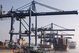 Hoạt động bốc dỡ container hàng hóa tại cảng Cát Lái. (Ảnh: Hà Thái/TTXVN) 
