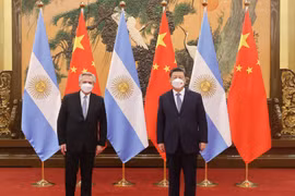 Chủ tịch Trung Quốc Tập Cận Bình (phải) gặp Tổng thống Alberto Fernandez của Argentina. (Nguồn: South China Moring Post)