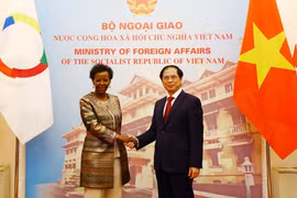 Bộ trưởng Bộ Ngoại giao Bùi Thanh Sơn đón Tổng thư ký Tổ chức Quốc tế Pháp ngữ Louise Mushikiwabo. (Ảnh: An Đăng/TTXVN)