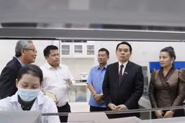 Bí thư Tỉnh ủy, Tỉnh trưởng tỉnh Champasak, ông Vilayvong Bouddakham (thứ 2 phải sang) cùng đoàn Đại biểu cấp cao của tỉnh Champasak tham quan các phòng nghiên cứu, lai tạo giống lúa tại Trung tâm Nghiên cứu Nông nghiệp Định Thành, tỉnh An Giang. (Ảnh: Cô
