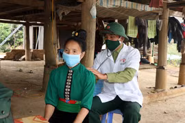 Cán bộ quân y Đồn Biên phòng Mường Cai, Bộ Chỉ huy Bộ đội Biên phòng Sơn La khám bệnh cho người dân vùng biên huyện Sông Mã. (Ảnh: Hữu Quyết/TTXVN)