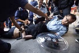 [Video] Đụng độ giữa người biểu tình và cảnh sát ở Hong Kong