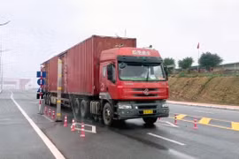 Lô hàng nhập khẩu sợi filament của Công ty TNHH Khoa học kỹ thuật Texhong Ngân Hà. (Ảnh: Hữu Việt-Văn Đức/TTXVN)