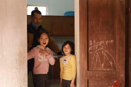 Hai cháu bé nhà anh Đặng Văn Long thôn Bá Cầu xã Sơn Lôi được cách ly tại nhà. (Ảnh: Hoàng Hùng/TTXVN)