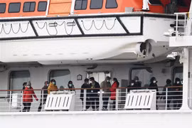 Hành khách trên du thuyền Diamond Princess, được cách ly tại cảng ở Yokohama, Nhật Bản ngày 14/2/2020. (Ảnh: AFP/TTXVN)