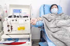  Bệnh nhân nhiễm COVID-19 hiến huyết tương sau khi được điều trị khỏi bệnh, tại Trung tâm hiến máu Vũ Hán, tỉnh Hồ Bắc, Trung Quốc, ngày 17/2/2020. (Ảnh: THX/ TTXVN)