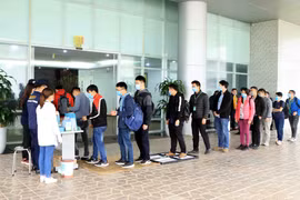 Tất cả công nhân, cán bộ, khách hàng đến làm việc tại Công ty TNHH Compal Việt Nam trong khu công nghiệp Bá Thiện 1 (huyện Bình Xuyên) đều đeo khẩu trang mới, đi qua khay dung dịch khử khuẩn, sát khuẩn tay và đo nhiệt độ để phòng chống dịch COVID-19. (Ảnh