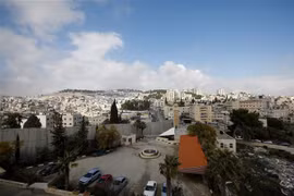 Bức tường ngăn cách khu vực Đông Jerusalem (trái) và ngôi làng Abu Dis của người Palestine. (Ảnh: AFP/ TTXVN)